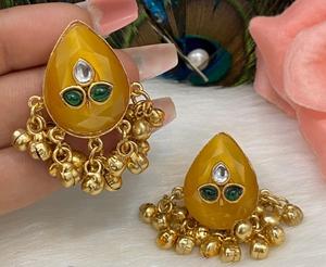 Aretes Jhumki con Acabado Dorado de Primera Calidad y Aspecto de Piedra para Mujeres y Chicas, Ideales para Looks de Noche y Fiestas - Product Image 3