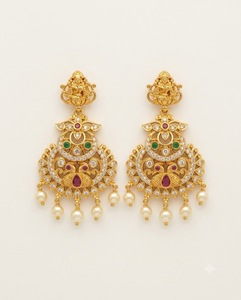 Pendientes de diseñador con diseño de la diosa Laxmi, con incrustaciones de diamantes americanos y perlas colgantes, estilo tradicional del sur de la India para bodas. - Product Image 1
