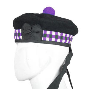 Gorro Balmoral de Lana Original Negro, Morado y Verde, Hecho a Mano en Escocia, con Pompón y Pluma, Sombreros Tradicionales - Product Image 1
