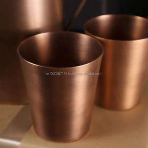 Verre en cuivre élégant avec texture détaillée et silhouette incurvée adapté aux cuisines modernes et patrimoniales - Product Image 6