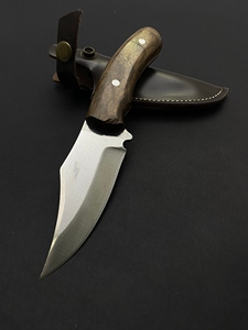 Cuchillo de caza y camping con mango de madera de nogal, hoja fija de acero inoxidable, borde parcialmente dentado, ligero. - Product Image 5