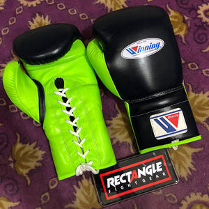 Guantes de boxeo RTS 100% de cuero vacuno genuino de primera calidad, personalizados para Parrot & Black Winning, para entrenamiento en gimnasio y boxeo. - Product Image 3