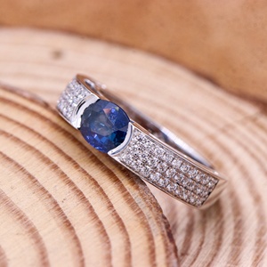 Bague Classique Faite à la Main Memoria Jewels en Saphir Bleu Naturel et Diamants, Plaqué Or 18 carats, Bijoux Précieux en Diamants - Product Image 3