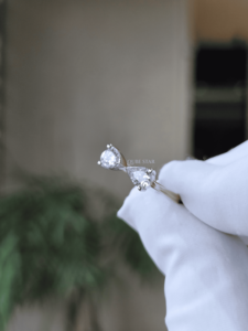 Bague ouverte minimaliste en or avec diamant de laboratoire taille poire 0,60 ct, sertie clos, double pierre, style bypass, bijou de mode pour anniversaire pour femme - Product Image 4