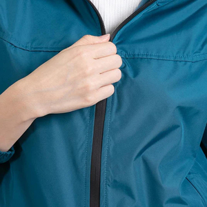 Chaqueta impermeable de última moda para mujer, chaqueta cortavientos con capucha y manga larga en color sólido. - Product Image 5