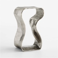 Table d'appoint sculpturale moderne, forme organique incurvée, design ouvert, structure durable, accent décoratif pour un intérieur moderne