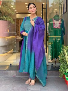 Conjunto de Kurta Anarkali, Pantalón y Dupatta de Mul Chanderi Naranja Real para Mujer con Bordado Dorado a Mano y Brazalete, de Secado Rápido y Sin Arrugas - Product Image 1