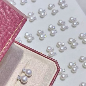 Boucles d'oreilles en or 14 carats avec croix en diamant et perle blanche de Zhuji Pearl 2025OL, perle haute qualité 7-8 mm, accessoire de luxe léger - Product Image 4