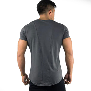 เสื้อยืดออกกำลังกายผู้ชายแบบรัดรูป น้ำหนักเบา สไตล์พื้นฐาน สำหรับฟิตเนสและกีฬา ผลิตจากผ้าสแปนเด็กซ์/โพลีเอสเตอร์ ระบายอากาศได้ดี ไร้ตะเข็บ ส่งตรงจากโรงงาน - Product Image 4