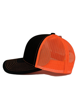 Casquette Trucker personnalisée à 6 panneaux, profil moyen, noire et orange, en maille, réglable, unisexe, style décontracté, avec logo frontal, collection Printemps-Été - Product Image 3