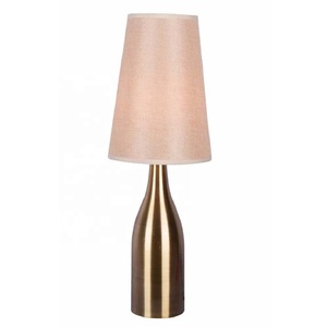 Lampe de table en aluminium de haute qualité, écologique, style mid-century, dorée, avec finition polie, design moderne pour la décoration du salon et de la chambre à coucher - Product Image 4