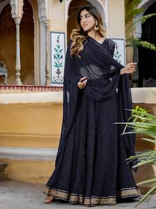 Lehenga Choli de Poliéster Suave con Estampado Leheriya y Borde de Encaje con Cordón Zari, Estilo Bollywood, Largo hasta el Suelo, para Fiestas - Product Image 4