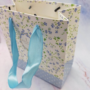Bolsa de compras con asa de cinta azul impresa con flores azules de papel de regalo clásico de Venta caliente - Product Image 2