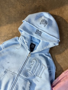 Ensemble survêtement unisexe personnalisé avec sweat à capuche double superposé effet vieilli et pantalon de survêtement large à imprimé en relief - Product Image 5