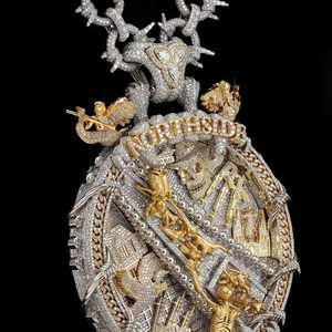 จี้ห้อยคอฮิปฮอปผู้ชายแบบปรับแต่งได้ หลากหลายรูปแบบ ทำจากเงินแท้ 925 ประดับเพชรโมอิสซาไนต์ VVS พร้อมโลโก้สั่งทำพิเศษ ดีไซน์แบบ Iced Out - Product Image 3