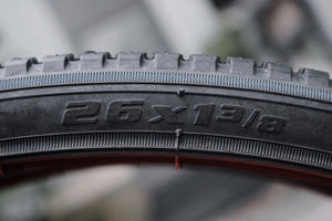 Pneu de vélo noir pliable KUMA KB202B en caoutchouc naturel durable à motif gaufré, idéal pour les vélos de ville, VTT et vélos pliants – Meilleures ventes - Product Image 2