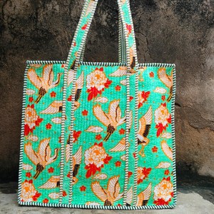 Sac fourre-tout matelassé en coton fait main avec fermeture éclair, style Kantha, sac à bandoulière bohème pour le shopping - Product Image 1