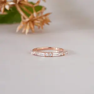 แหวนเพชรทรงบาแกตต์สีโรสโกลด์สุดหรูสำหรับผู้หญิง แหวนครึ่งวงนิรันดร์ เหมาะสำหรับเป็นของขวัญวันครบรอบแต่งงานหรือของขวัญสำหรับเจ้าสาว เครื่องประดับชั้นดี - Product Image 1