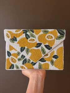 Bolso Floral Hecho a Mano con Cuentas, Lavable, Forma Rectangular, Patrón Amarillo y Verde, Diseño de Bordado en Poliéster - Product Image 3