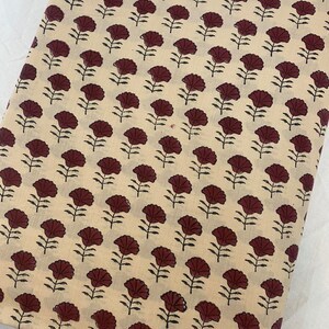 Tela de Algodón Estampada a Mano, Diseño Floral Buti Blanco y Marrón, Material de Algodón Suave Hecho a Mano en India para Vestidos - Product Image 3