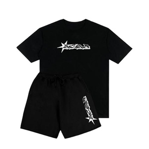 Ensemble T-shirt et short pour homme en jersey noir, style streetwear, avec imprimé graphique sur le devant, short à taille élastique, tenue décontractée d'été - Product Image 1