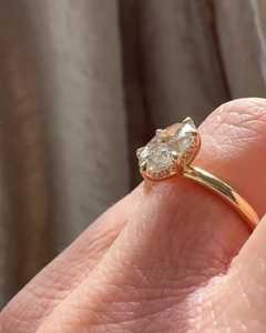Anillo de Compromiso con Diamante Ovalado de 2 Quilates Cultivado en Laboratorio, Oro Sólido de 14K/18K, Banda Delgada de 1.5mm, Halo Oculto, Fabricante de Joyería al Por Mayor - Product Image 2