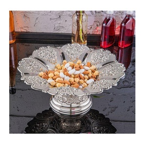 Bol à dattes en métal avec bords surélevés empêchant les déversements, idéal pour servir des dattes pendant le Ramadan, l'iftar et les réunions de famille. - Product Image 1