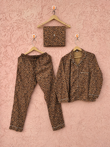 Ensemble de pyjama en coton écologique pour femmes à imprimé léopard, avec chemise boutonnée et pantalon de détente assorti, pochette incluse - Vêtements de nuit de luxe - Product Image 2