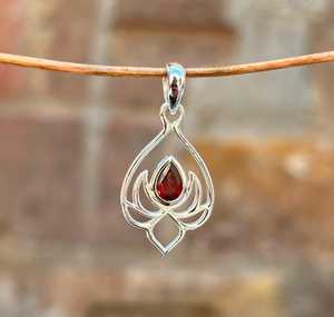 Pendentif Fleur de Lotus Plaqué Or Vintage Fait Main en Argent Sterling 925 avec Grenat, Pierre de Naissance de Janvier, Cadeau pour Elle, Bijou d'Anniversaire - Product Image 1