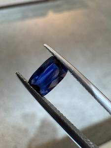 Zafiro Azul Natural, Corte Ovalado, 1.00CT, Gema Preciosa Suelta Facetada con Juego de Color de Ceilán para Joyería - Product Image 2