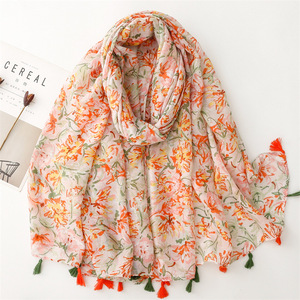 Colección Primavera Verano: Nuevo Chal/Hijab de Algodón Suave con Estampado Floral, Satén, Jersey, Borlas de Poliéster - Product Image 1