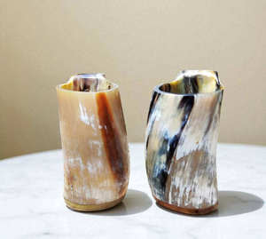 Tasses à boire en corne de viking artisanales Kiswah, sculptées à la main en corne d'animal véritable, écologiques, design moderne, origine Uttar Pradesh. - Product Image 1