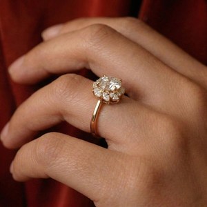 Bague florale en diamant rond VS1 de 2,00 carats, cultivé en laboratoire, avec or massif 18 carats, pour femme, idéale pour mariage, fête ou occasion spéciale - Product Image 4