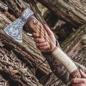 Hache artisanale de qualité industrielle LEGACY BLADES, tête en acier à haute teneur en carbone gravée, manche en bois, OEM pour une utilisation en plein air et en survie - Product Image 3