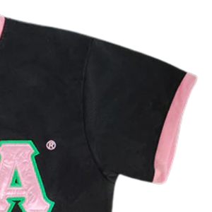 Camiseta AKA Black Ringer con Ribete Rosa y Letras Griegas Bordadas, Camiseta Casual para Mujer en Color Negro y Rosa - Product Image 2