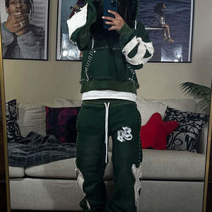 Survêtement streetwear personnalisé à coutures inversées, effet vintage délavé à l'acide, avec sweat à capuche et pantalon évasé brodés - Product Image 3