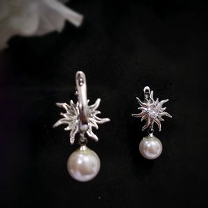 Pendientes colgantes Sunburst Pearl Drop con perla de agua dulce – Elegantes pendientes colgantes para mujer - Product Image 3