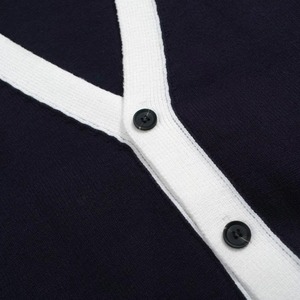 Cárdigan con cuello en V para hombre con logotipos personalizados, suéter de punto con gráficos coloridos, abotonado, informal, estilo estético. - Product Image 3