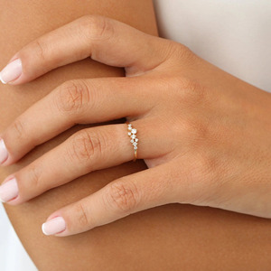 Anillo de Boda de Oro Amarillo de 14K con Diamantes Cultivados en Laboratorio en Forma de Racimo Redondo - Product Image 4