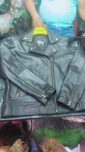 Chaqueta de cuero Premium de invierno informal para hombre de talla grande cómoda y elegante con detalle bordado tejido de borde crudo - Product Image 2