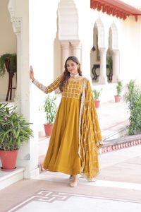Nuevas colecciones de vestidos Anarkali con bordados de lentejuelas, estilo indio y pakistaní, para bodas y festivales. - Product Image 2