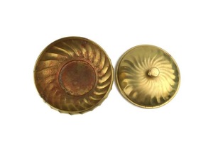Ensemble de boîtes à masala en laiton doré, 7 bols ronds pour épices avec couvercle décoratif et cuillère - Product Image 3