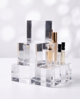 Nouveau présentoir autoportant moderne et tendance de haute qualité, écologique, pour la présentation de cosmétiques et de parfums en magasin, personnalisable et facile à assembler.