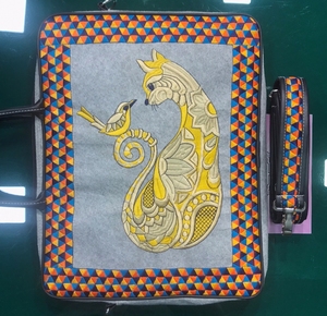 Sac fourre-tout brodé à la main avec motif chat jaune et oiseau, bordure géométrique colorée, style adulte pour femmes, provenant du Gujarat - Product Image 1