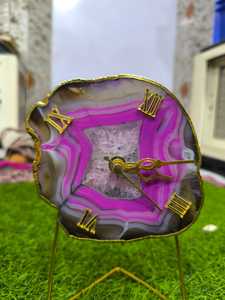 Reloj de cristal natural con números romanos, marco dorado, reloj de mesa de piedra de forma libre, decoración para el hogar, pulido. - Product Image 1