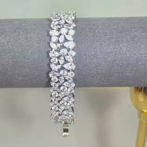 Brazalete de Lujo con Forma de Flor y Moissanita en Plata 925 con Corte de Pera y Engaste de Garras, Joyería de Boda para Mujer - Product Image 1