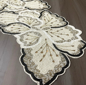 Magnifique chemin de table artisanal à motifs floraux d'hortensias pastel violet, bleu et blanc, disponible à prix de gros - Product Image 5