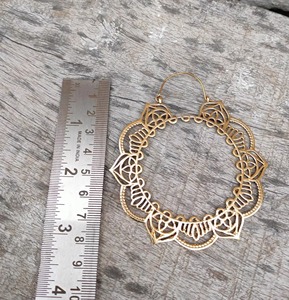 Boucles d'oreilles créoles en laiton plaqué or, motif floral mandala, forme circulaire, bijoux artisanaux en métal - Product Image 3