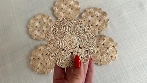 Juego de Posavasos Redondos de Ratán Tejidos a Mano con Diseño Floral en Espiral, Ideal para Mesa de Comedor, Tazas de Café y Decoración Natural de Mesa - Product Image 5