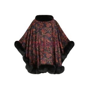 Poncho Cape Châle Noir Imprimé Cachemire avec Bordure en Fausse Fourrure pour Femme – Élégant, Chaud et Tendance pour l'Hiver – Manteau de Luxe Vente en Gros OEM - Product Image 2